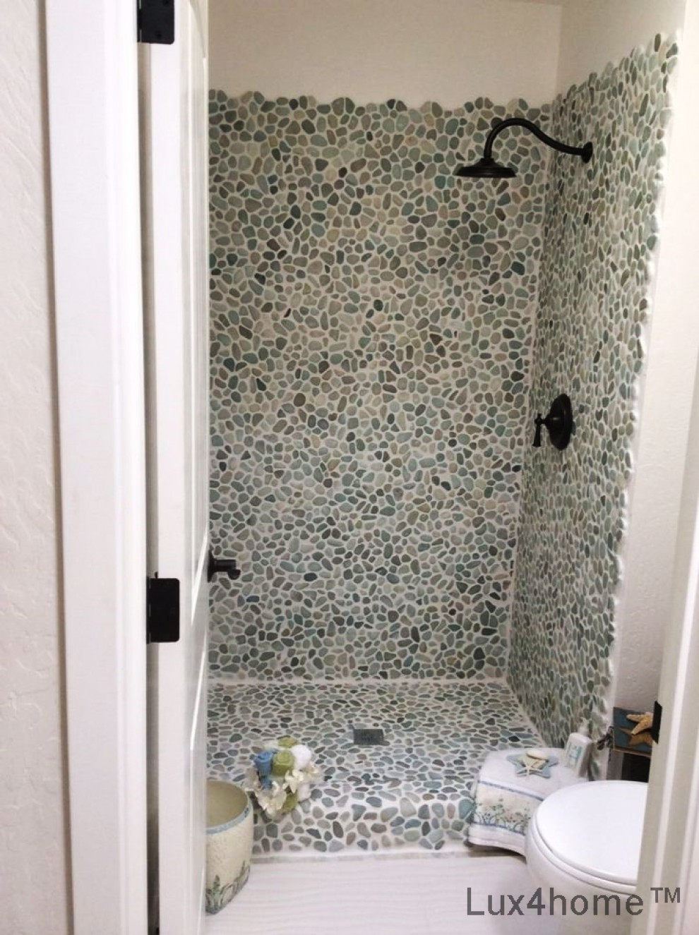 Otoczaki prysznic - mozaika z otoczaków pod prysznicem